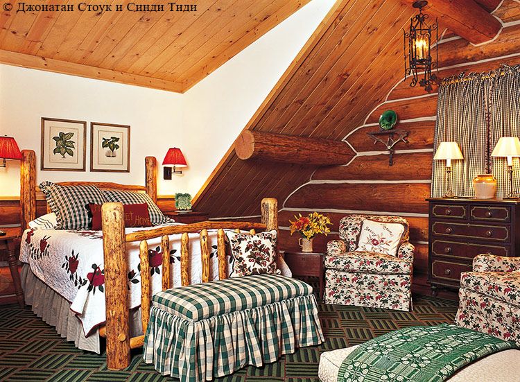 Спальня в мансарде деревянного дома
